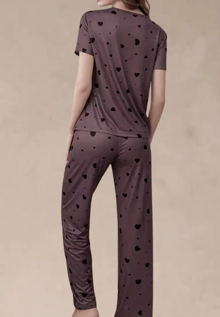 Fioletowy komplet piżamowy damski z krótkim rękawem i długimi spodniami w czarne serca