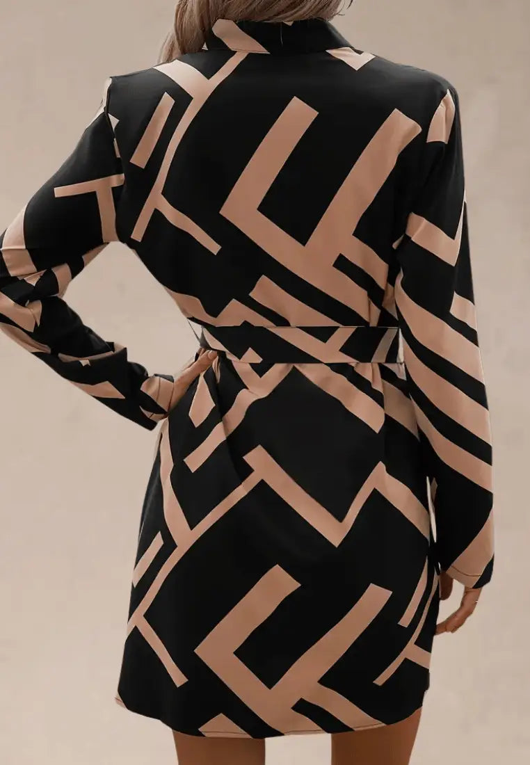 Beżowo-czarna sukienka z geometrycznym wzorem i paskiem