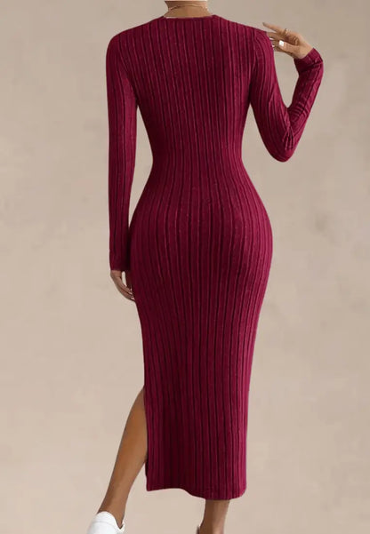 Bordowa sukienka dzianinowa dopasowana z rozcięciem na nodze