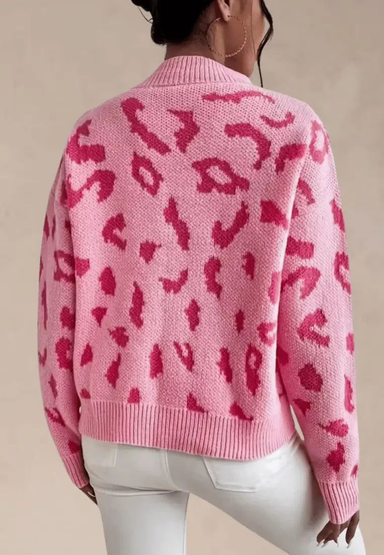 Różowy sweter damski z półgolfem i wzorem panterki