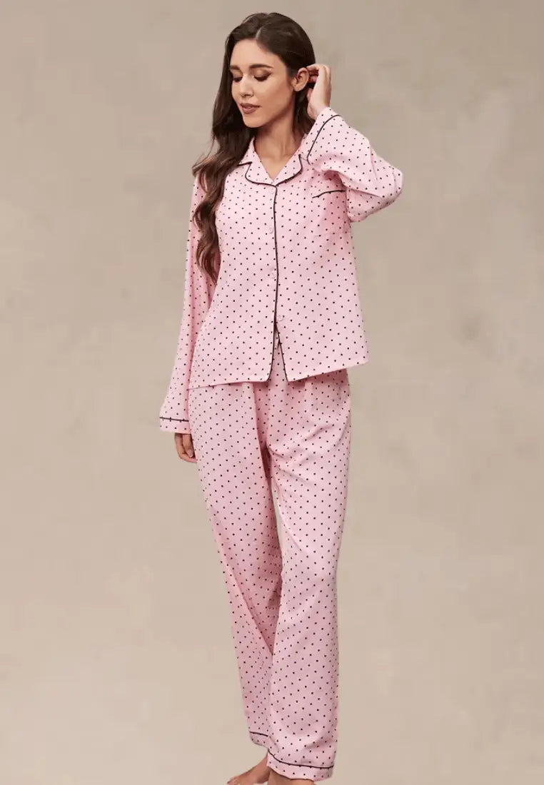 Różowy komplet piżamowy damski z długim rękawem i spodniami w groszki