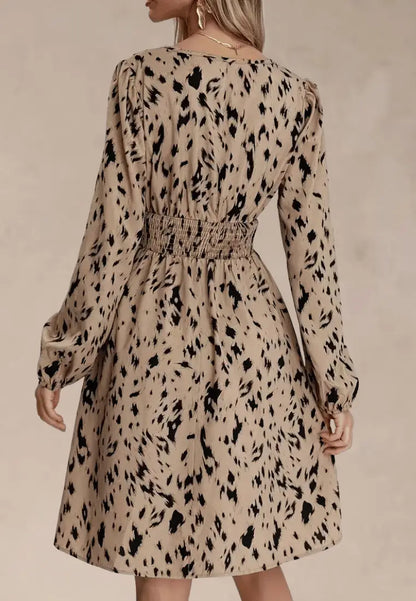 Beżowa sukienka w cętki z dekoltem V i długim rękawem