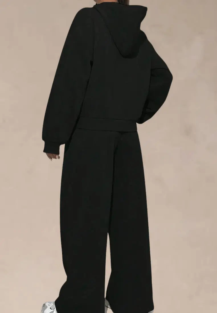 Czarny komplet dresowy damski z kapturem i szerokimi nogawkami