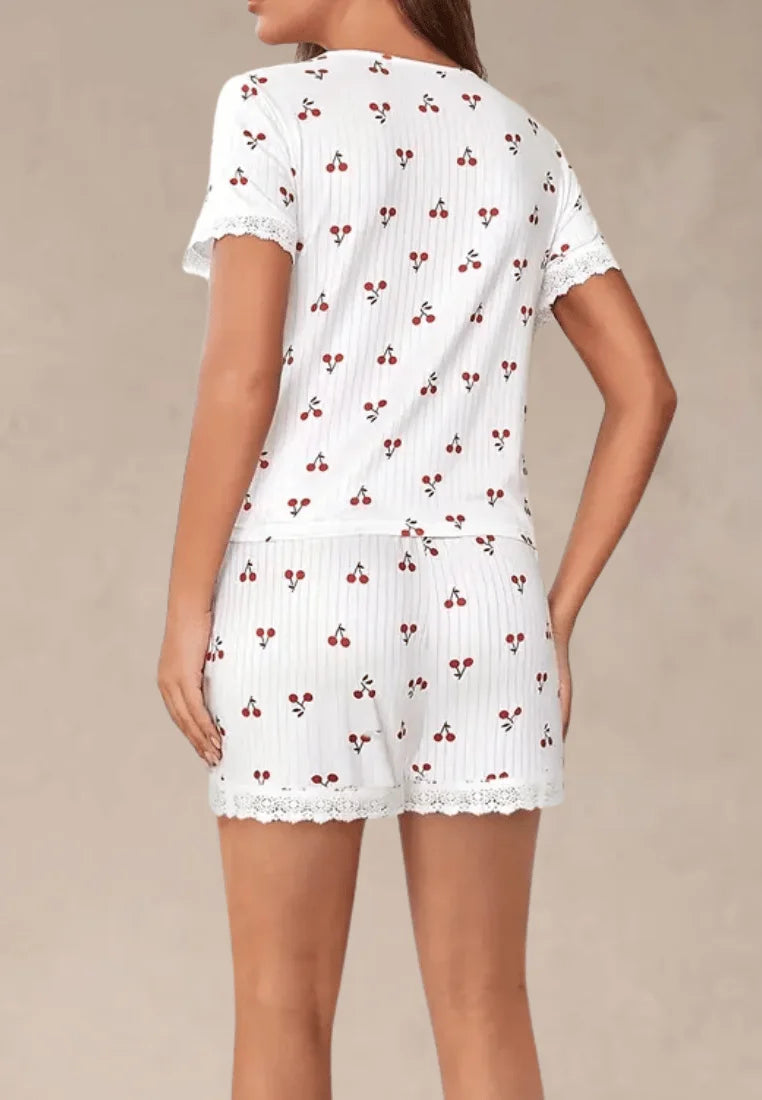 Biały komplet piżamowy damski z krótkim rękawem i spodenkami w wiśnie