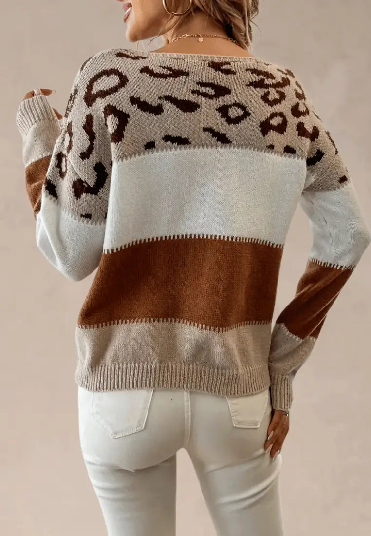 Beżowo-brązowy sweter damski z wzorem panterki i szerokimi pasami