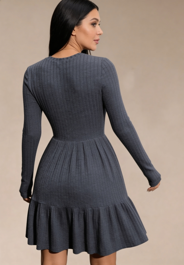 Grafitowa sukienka dzianinowa z rozkloszowanym dołem i rękawem