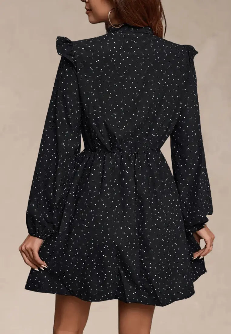 Czarna sukienka z wiązaniem pod szyją i drobnym wzorem