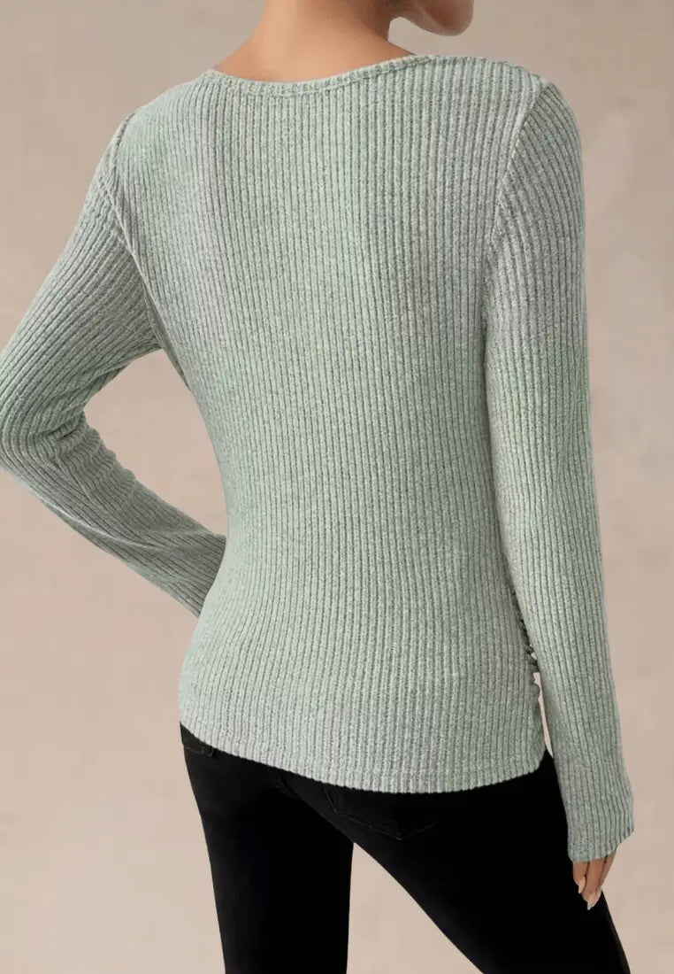 Jasnozielony sweter damski prążkowany z dekoltem woda
