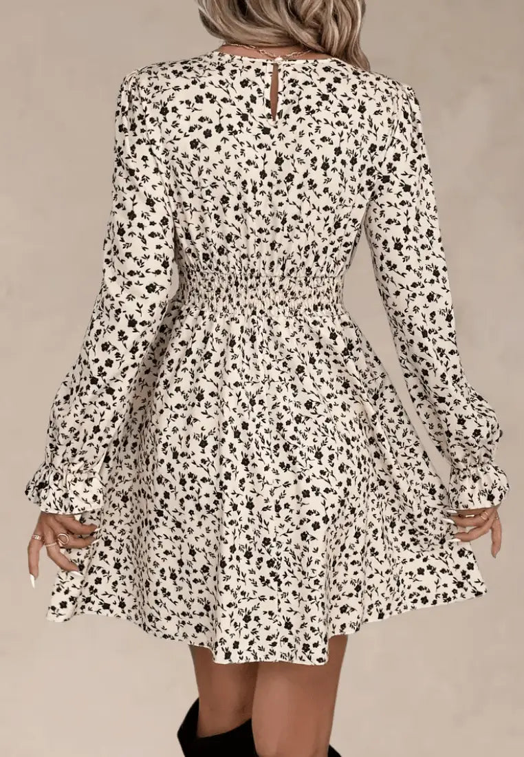 Beżowa sukienka w czarne kwiaty z marszczeniem i rękawem