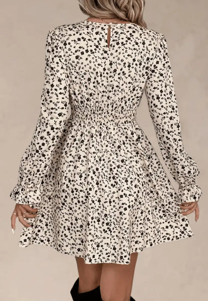 Beżowa sukienka w czarne kwiaty z marszczeniem i rękawem