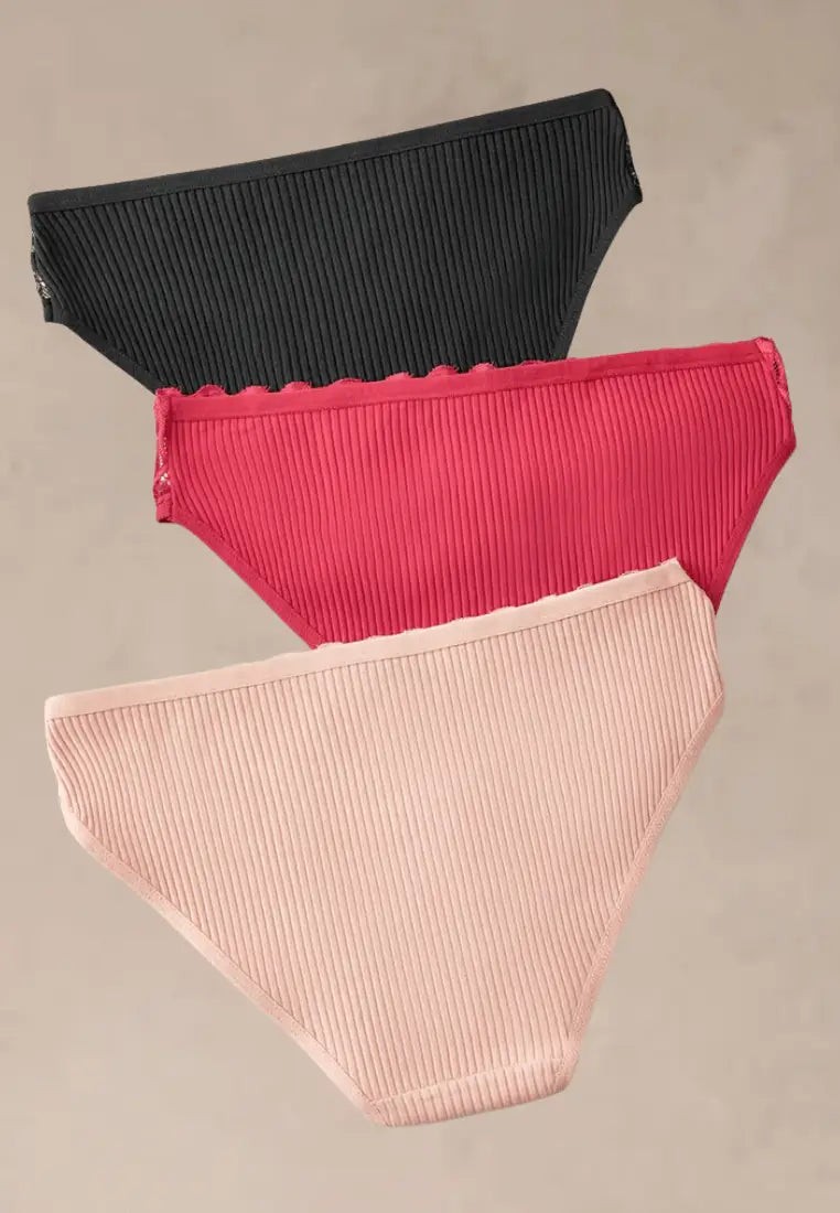 Zestaw 3 szt. figi majtki damskie koronkowe bawełniane czarne, czerwone i pudrowe