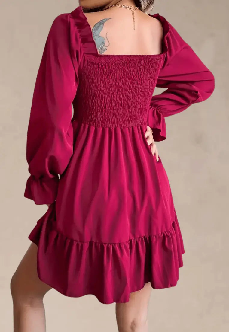 Bordowa sukienka z falbaną i marszczeniem na biuście