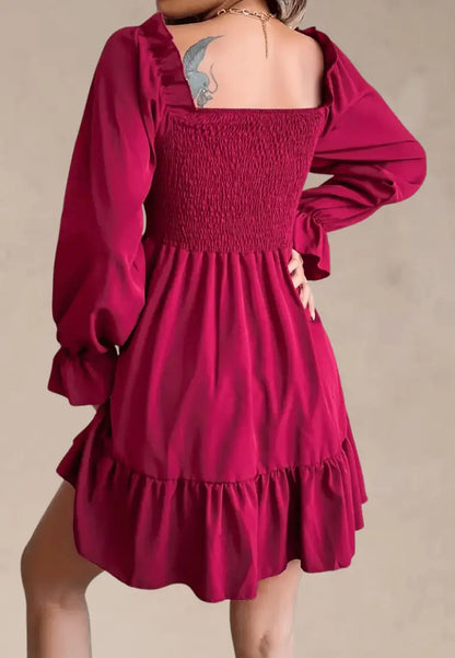 Bordowa sukienka z falbaną i marszczeniem na biuście