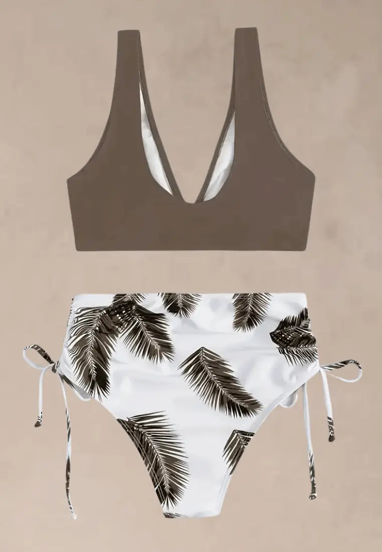 Brązowo-biały strój kąpielowy dwuczęściowy damski z tropikalnym akcentem