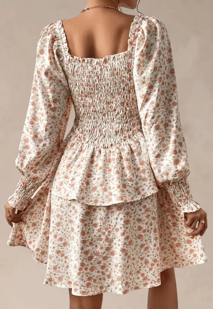 Beżowa sukienka w kwiaty z bufiastym rękawem i marszczeniem