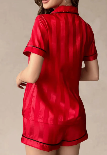 Czerwony komplet piżamowy damski satynowy z krótkim rękawem i spodenkami