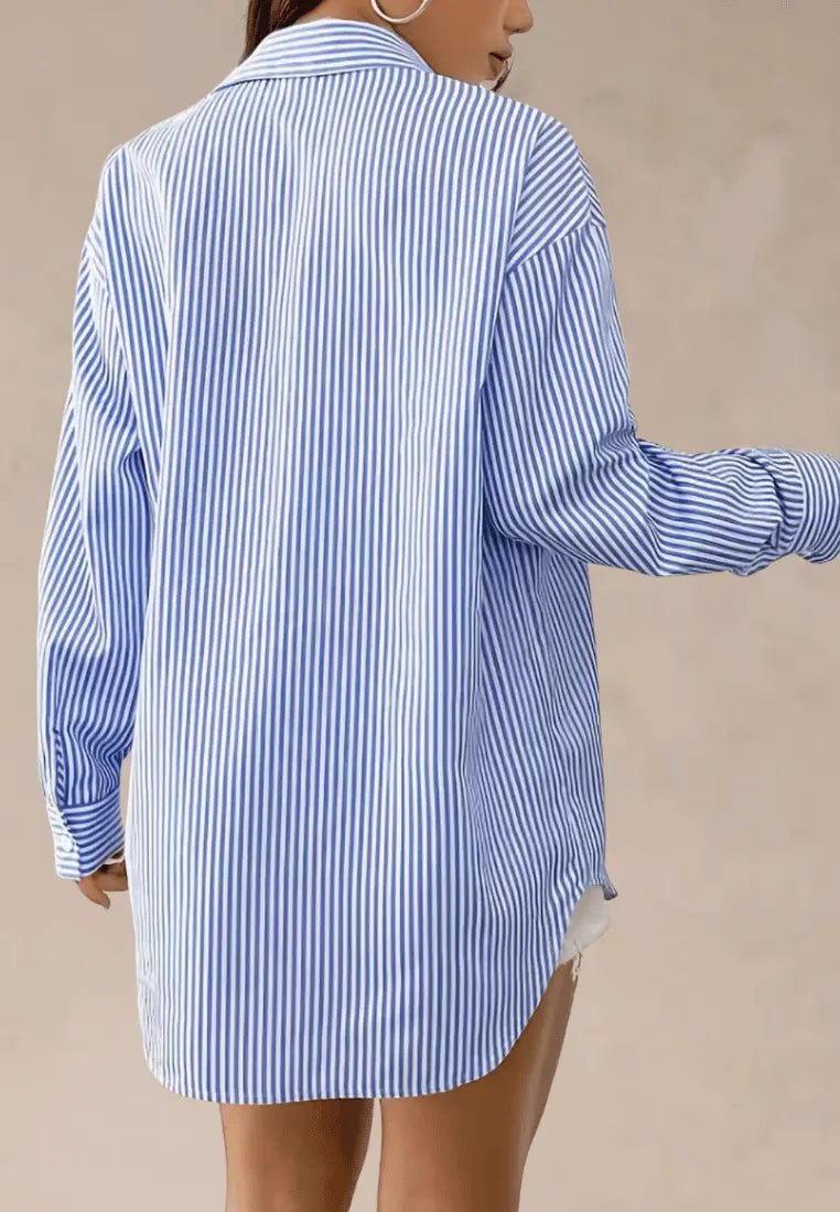 Niebieska koszula damska w paski oversize z kieszeniami i guzikami