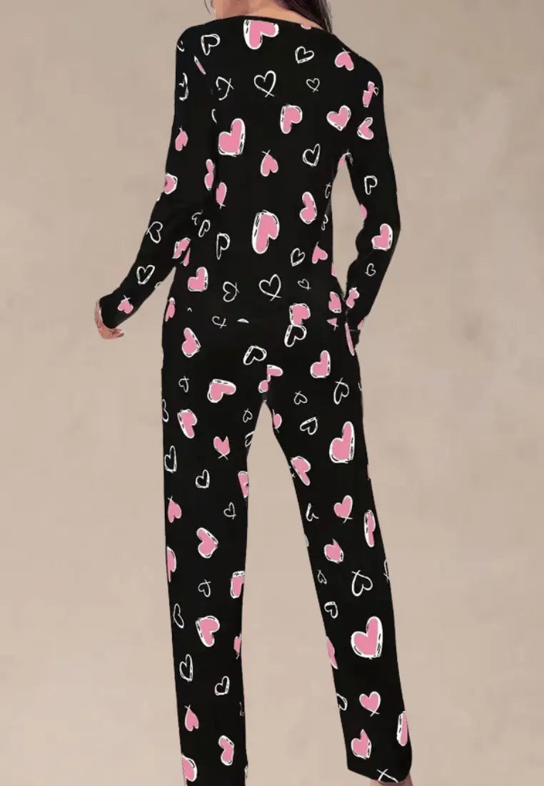 Czarny komplet piżamowy damski z długim rękawem i długimi spodniami w różowe serca