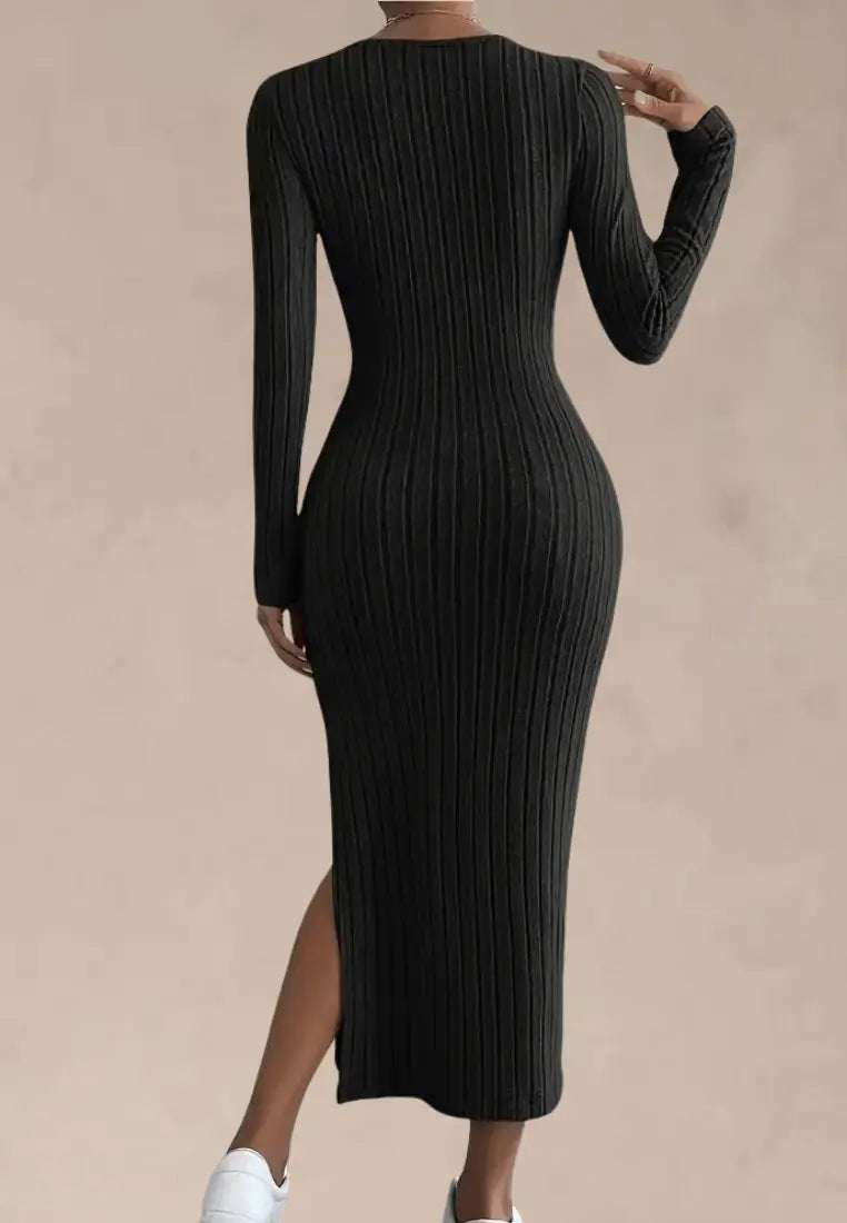 Czarna sukienka dzianinowa dopasowana z rozcięciem na nodze