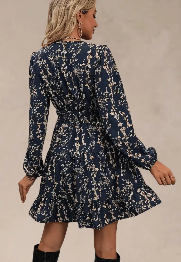 Granatowa sukienka z drobnym kwiatowym wzorem i falbaną