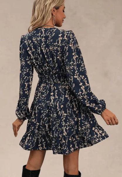 Granatowa sukienka z drobnym kwiatowym wzorem i falbaną