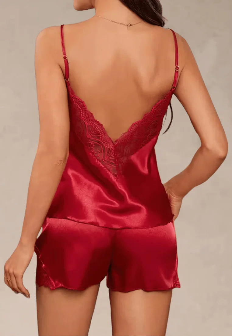 Czerwony komplet piżamowy damski satynowy na ramiączkach i szortami z koronką