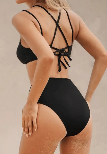 Czarny strój kąpielowy dwuczęściowy damski z złotą muszelką