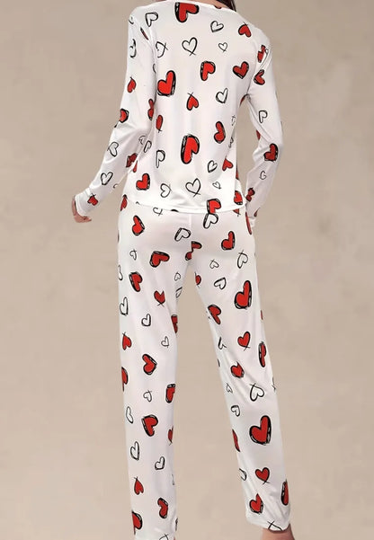 Biały komplet piżamowy damski z długim rękawem i spodniami w czerwone serduszka