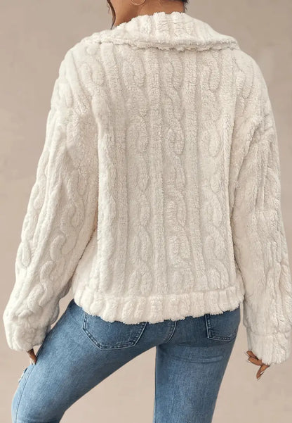 Kremowa kurtka damska polarowa oversize z guzikami do pasa