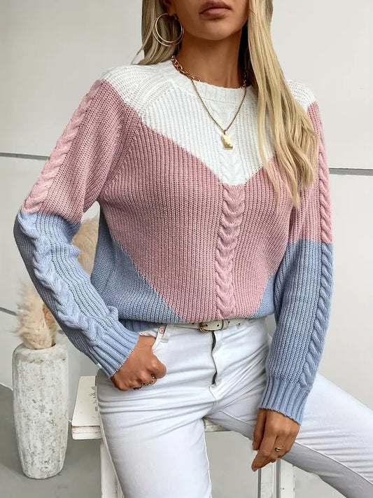 Sweter damski w pastelowe bloki kolorów z warkoczowym splotem