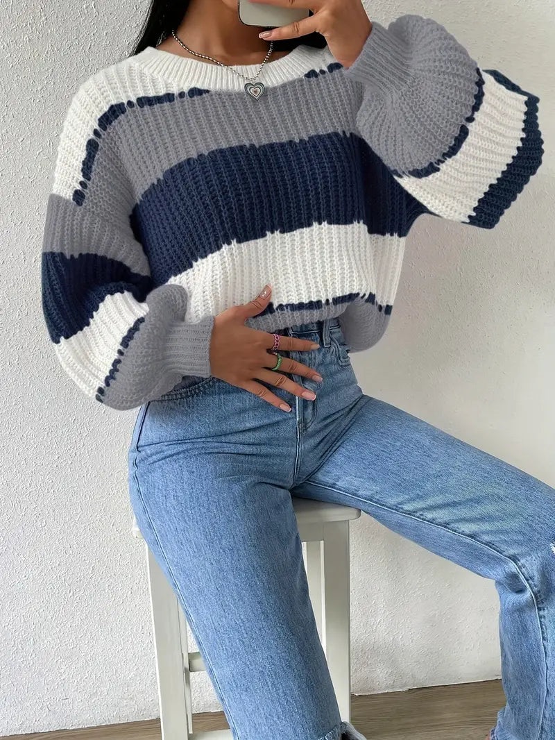 Sweter w szerokie pasy w odcieniach białego z niebieskim Granatowy