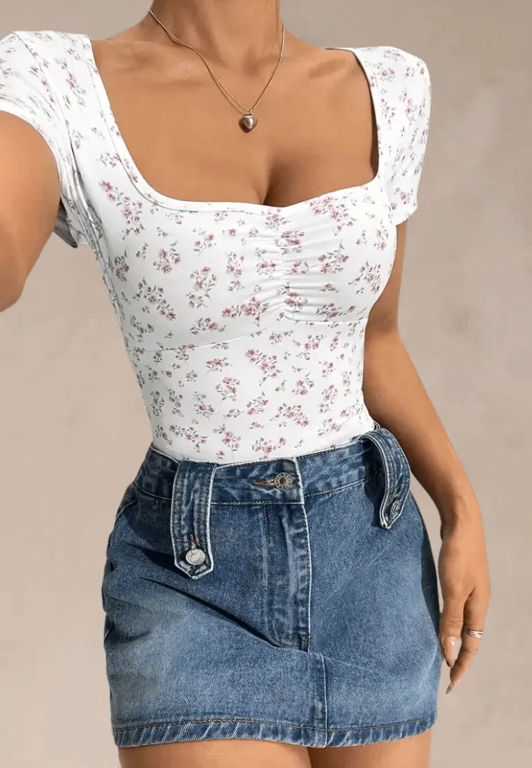 Białe body damskie w kwiatki z dekoltem i krótkim rękawem