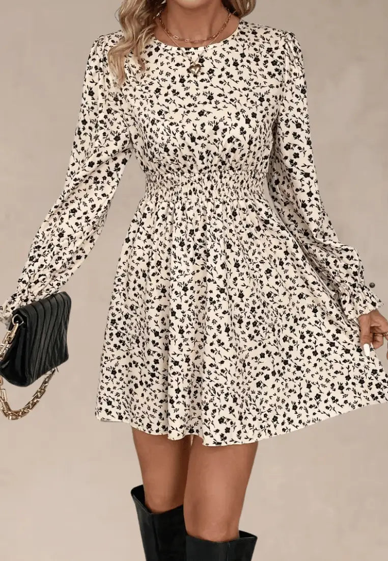 Beżowa sukienka w czarne kwiaty z marszczeniem i rękawem