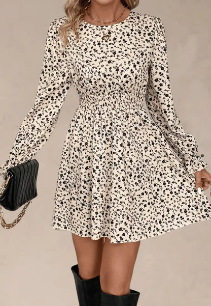 Beżowa sukienka w czarne kwiaty z marszczeniem i rękawem