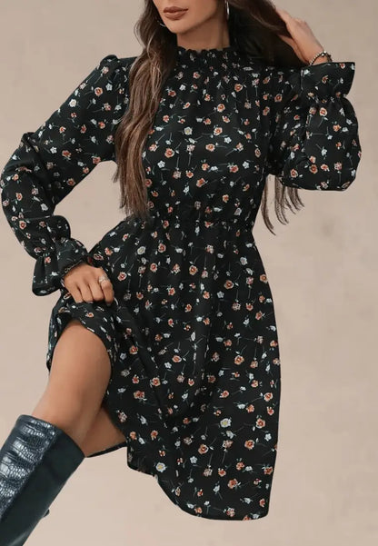 Czarna sukienka w kwiaty ze stójką i długim rękawem