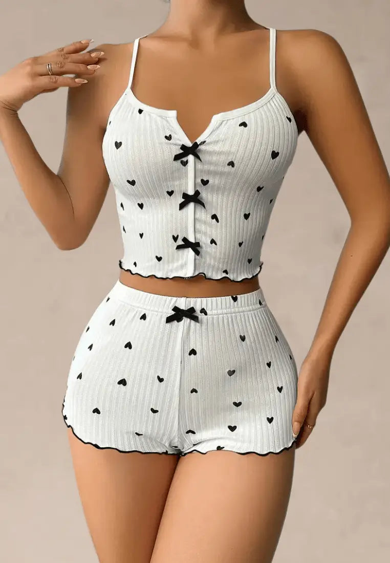 Biały komplet piżamowy damski z topem i szortami w serduszka