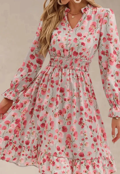 Różowa sukienka z kwiatami falbanką i gumką w talii midi fason