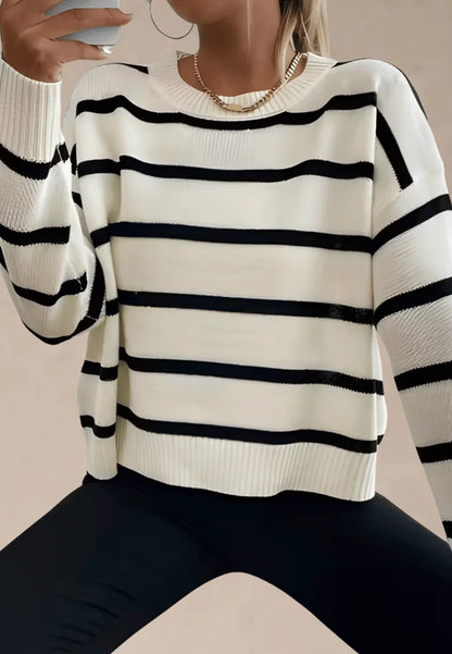 Biały sweter damski oversize w poziome czarne paski