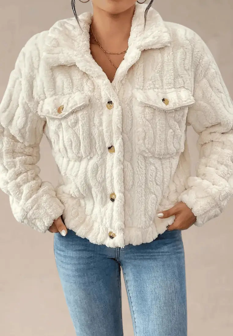 Kremowa kurtka damska polarowa oversize z guzikami do pasa