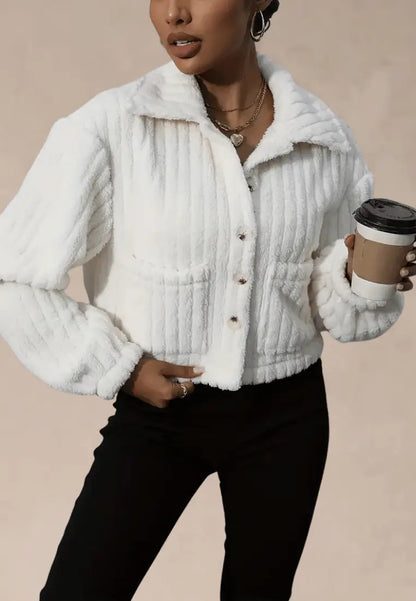 Biała kurtka damska polarowa krótka z guzikami i kieszeniami