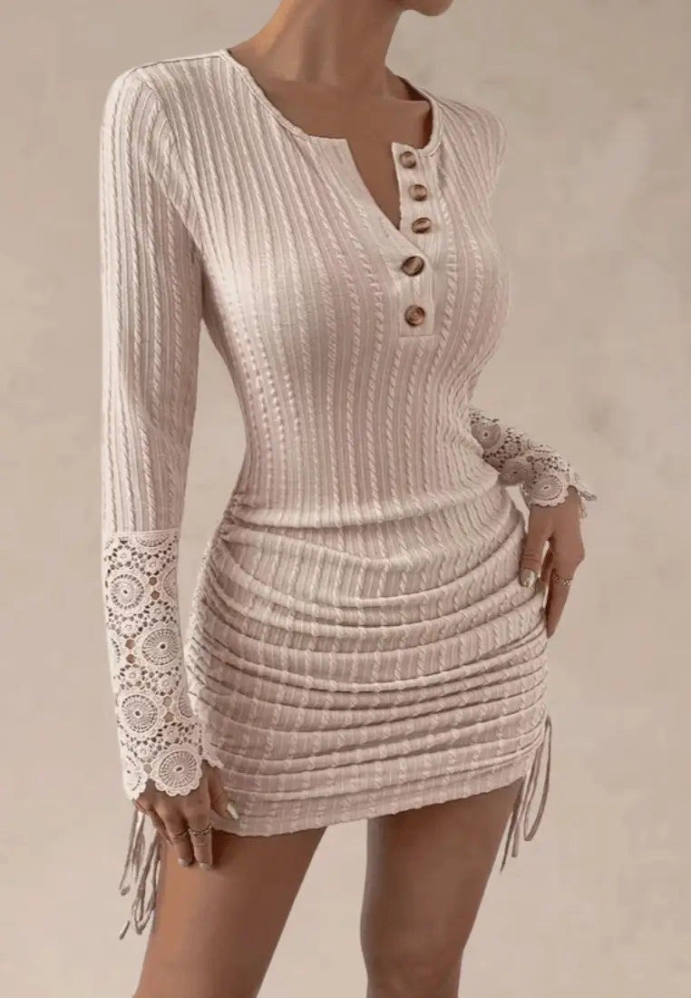 Beżowa sukienka prążkowana dzianinowa z guzikiem i koronką na rękawach