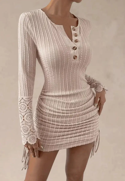 Beżowa sukienka prążkowana dzianinowa z guzikiem i koronką na rękawach