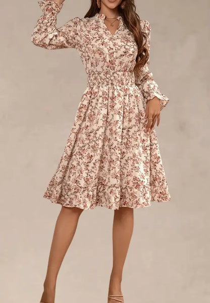 Kremowa sukienka midi w kwiaty z gumką w talii i długim rękawem