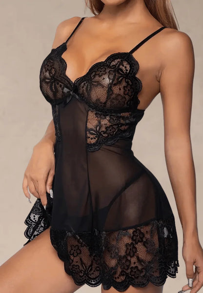 Czarna koszula nocna damska koronkowa ze stringami na ramiączkach