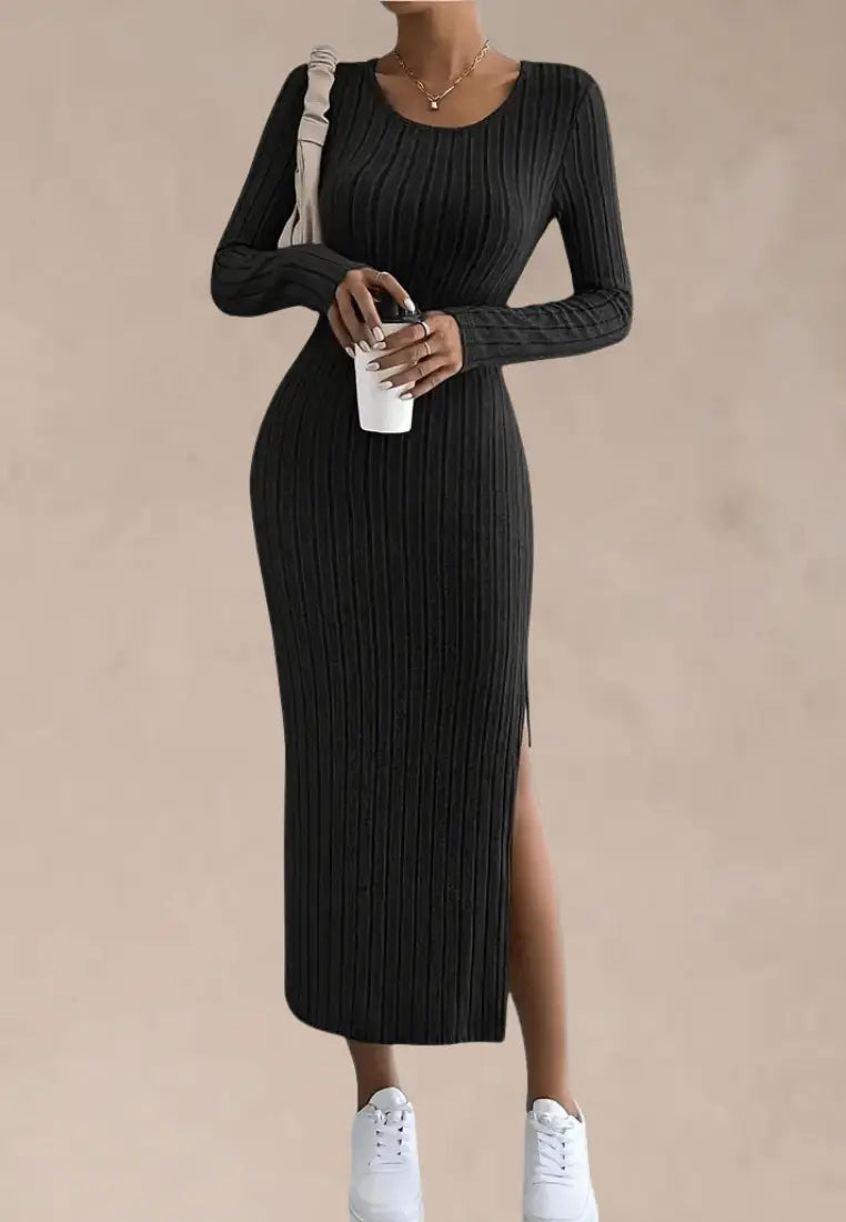Czarna sukienka dzianinowa dopasowana z rozcięciem na nodze