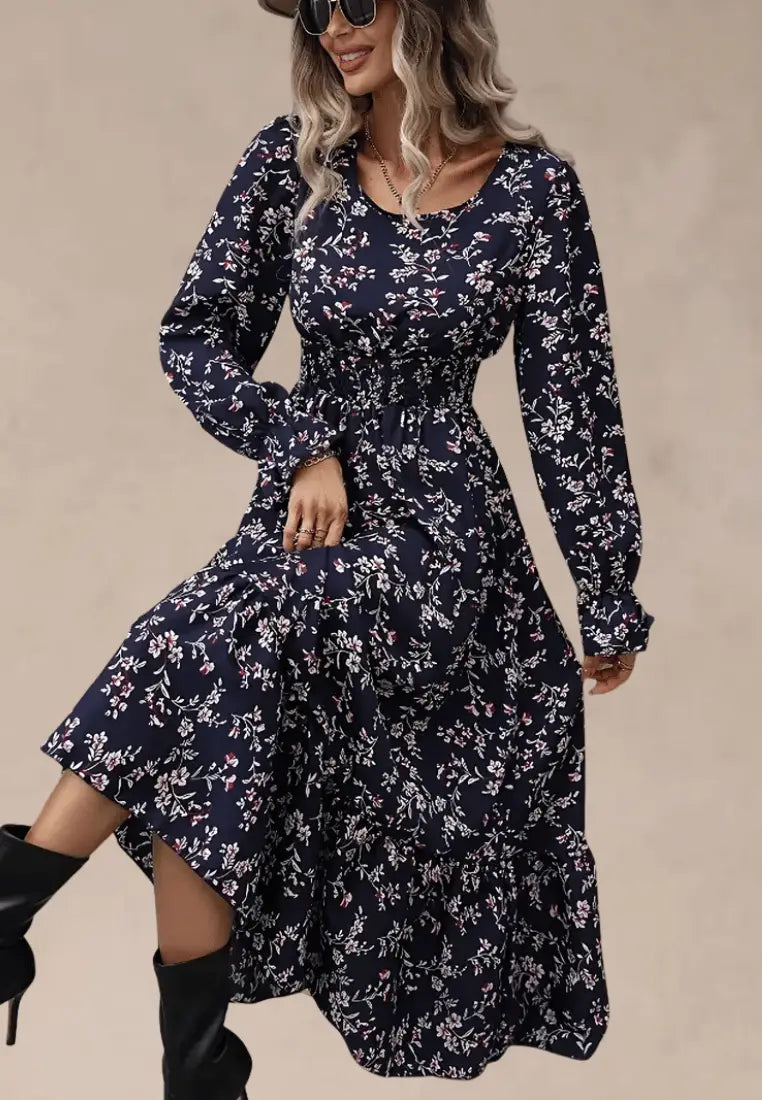 Granatowa sukienka maxi w drobne kwiaty z falbaną i długim rękawem