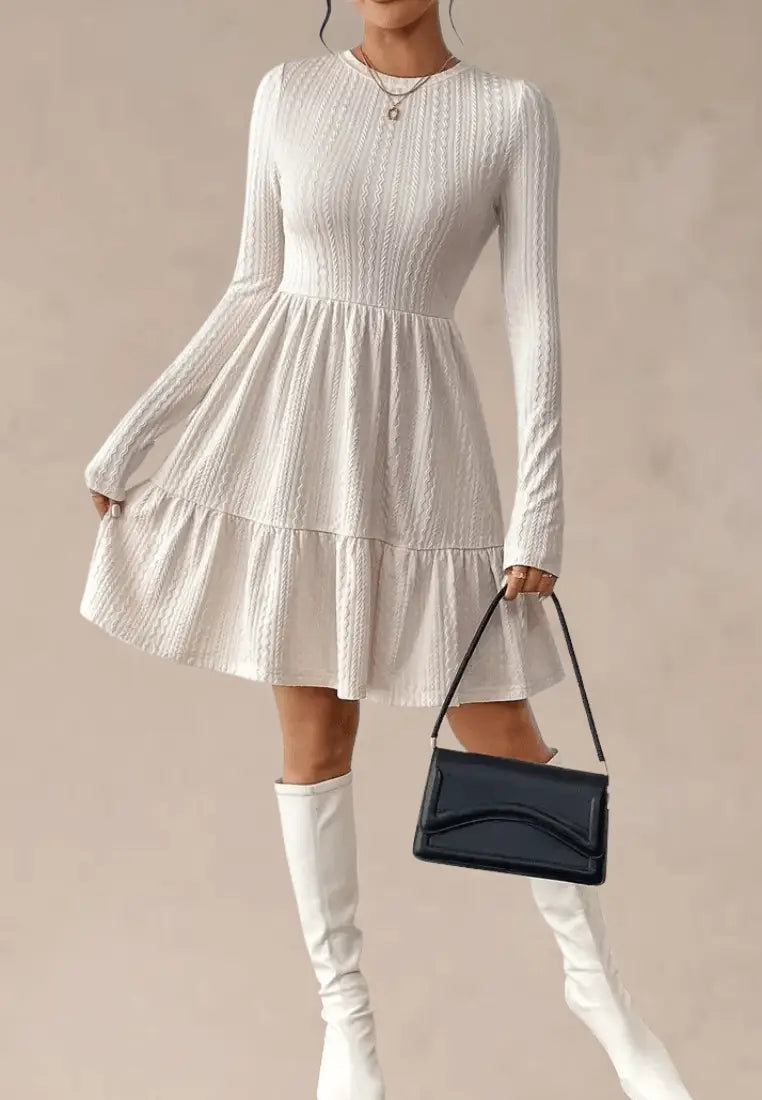 Beżowa sukienka dzianinowa z długim rękawem i okrągłym dekoltem