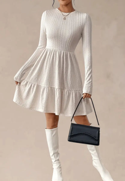 Beżowa sukienka dzianinowa z długim rękawem i okrągłym dekoltem