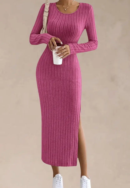 Różowa sukienka dzianinowa dopasowana z rozcięciem na nodze