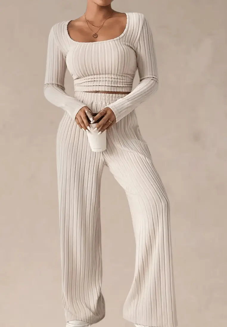 Beżowy komplet dresowy damski z prążkami i kwadratowym dekoltem